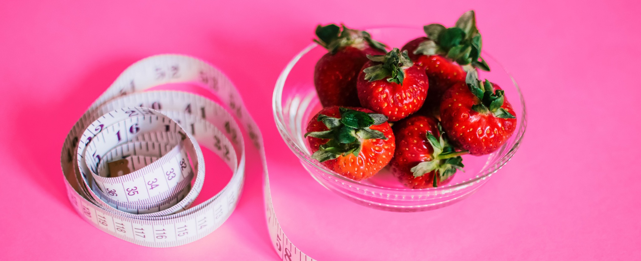 Erdbeeren und Maßband – bewusste Ernährung bei Sporties